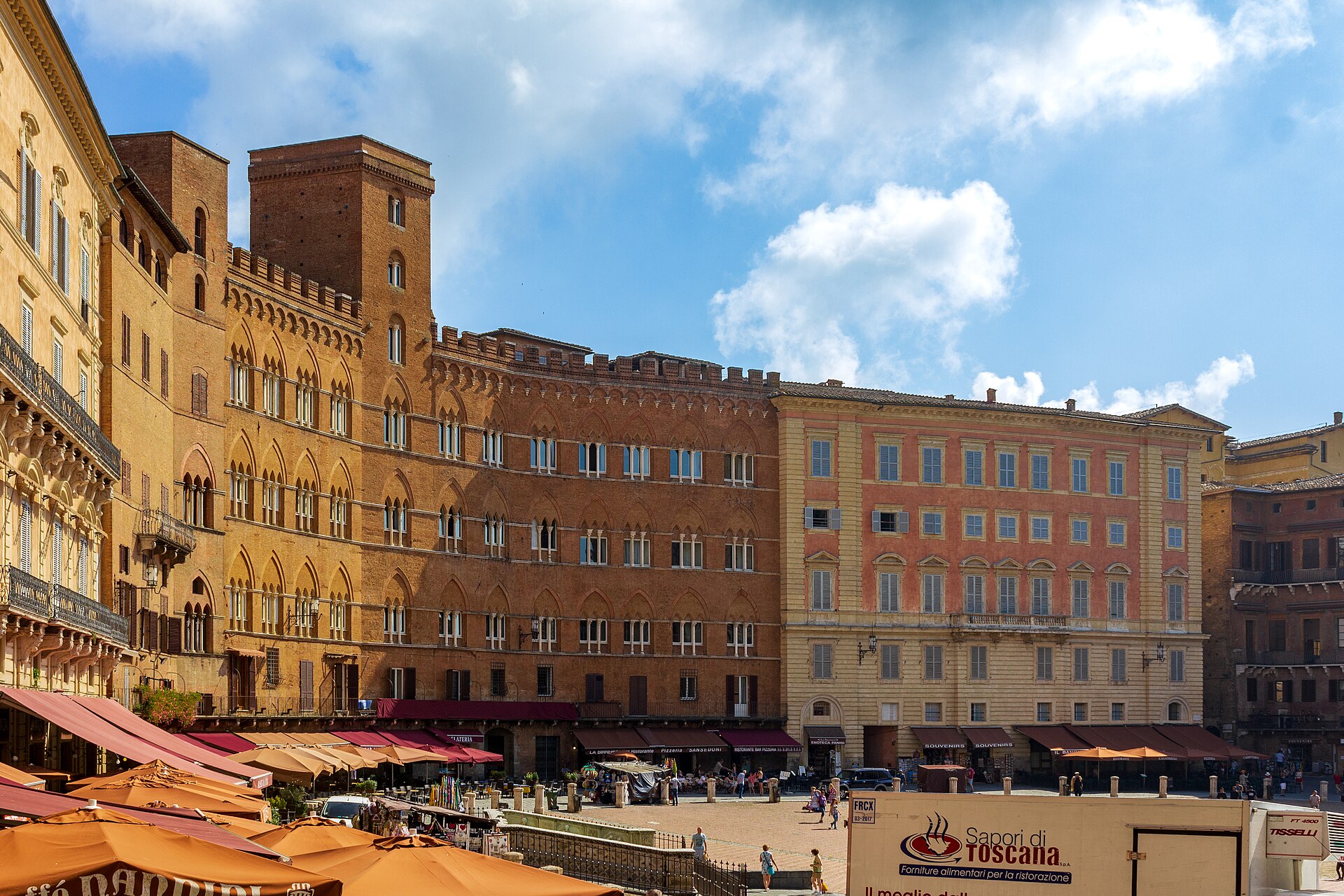 Piazza del Campo, the central square of Siena, home of the Gran Tavola dei Bonsignori