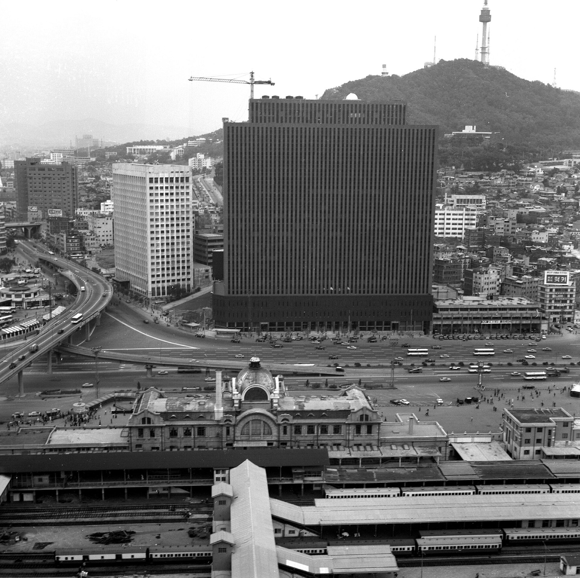 The Daewoo Building in front of Seoul Station, photographed in 1976