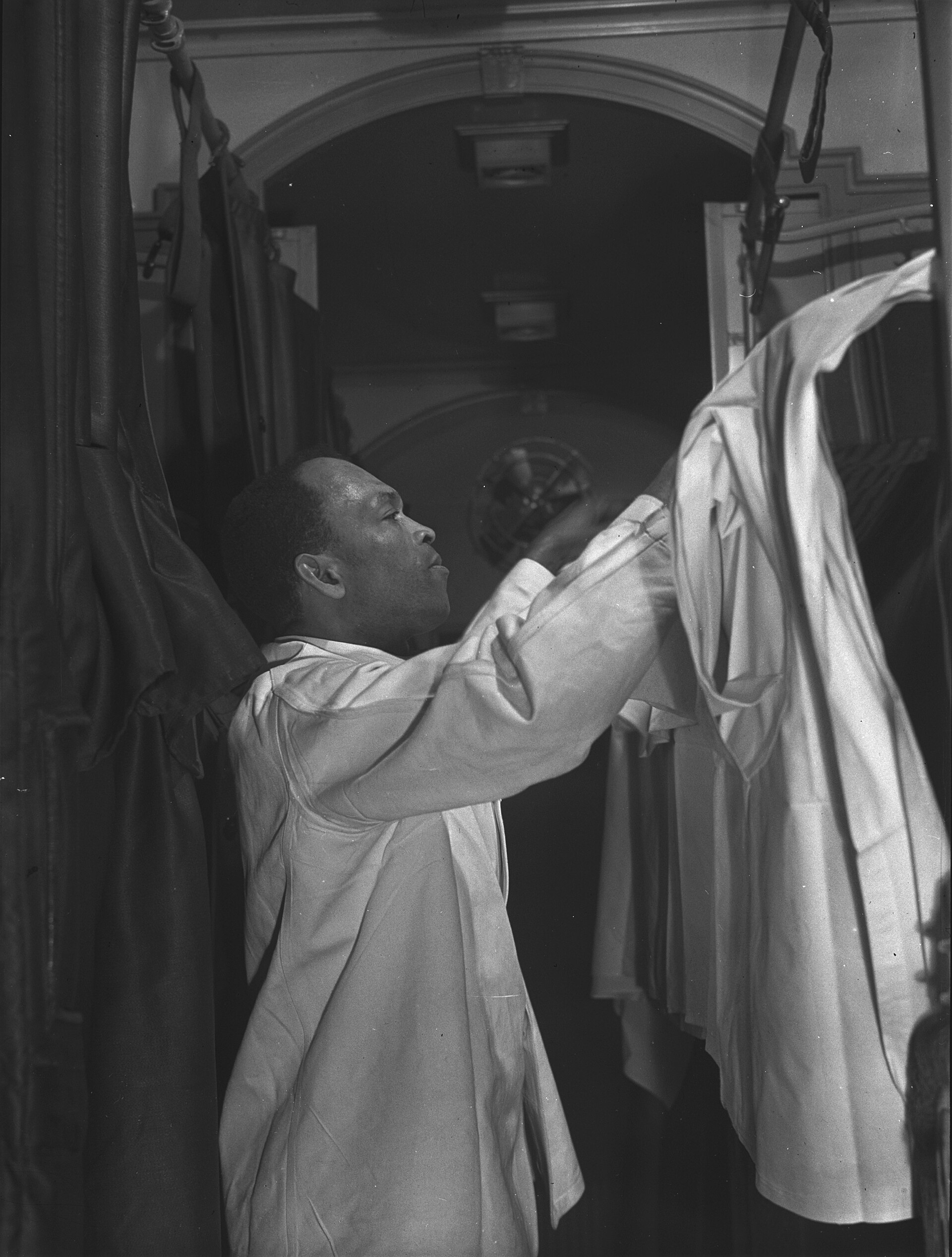 Pullman porter making up an upper berth on the Capitol Limited train, circa 1942