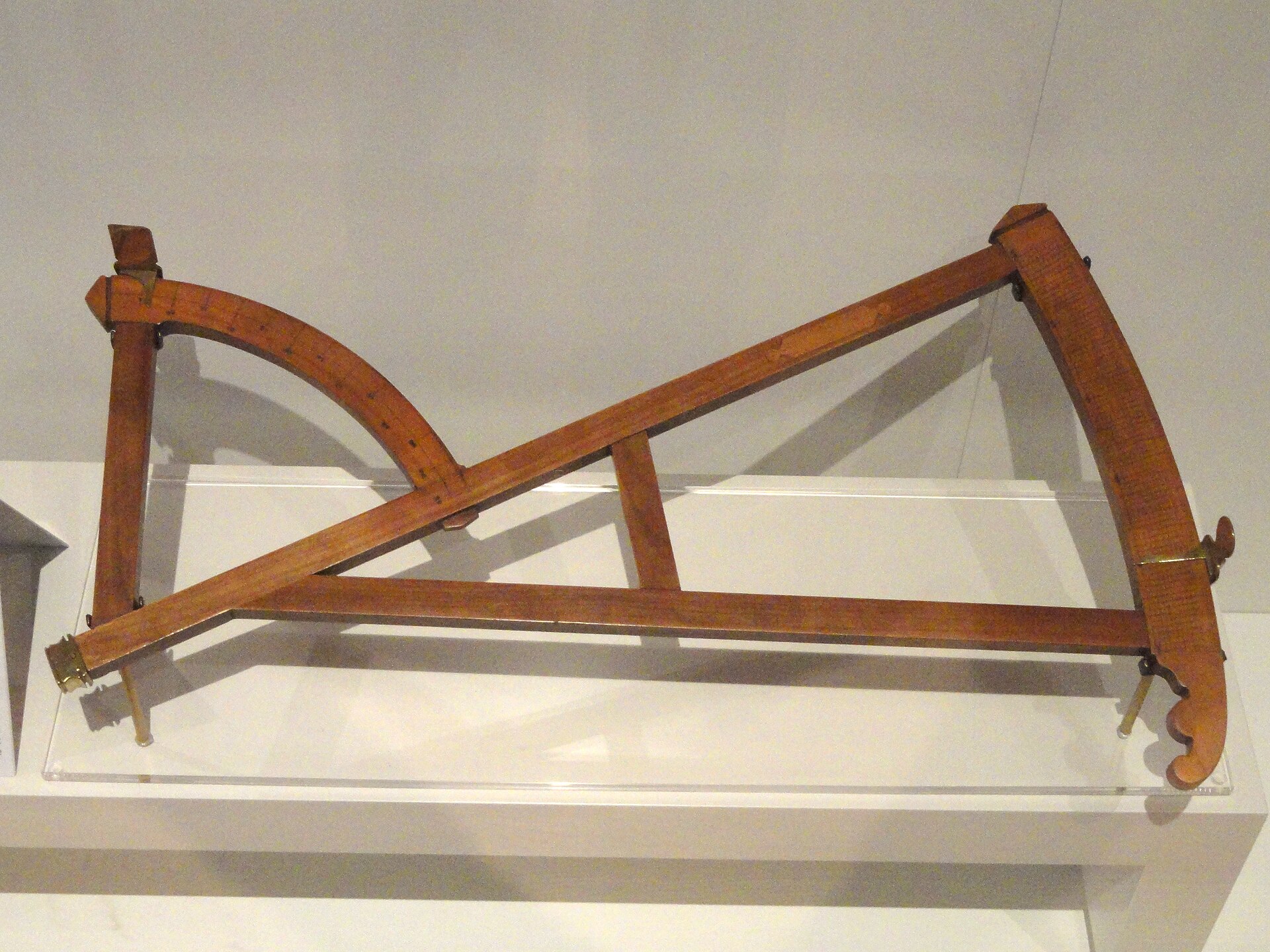 English Davis quadrant (backstaff) in brass and boxwood, c. 1700-1725, Royal Ontario Museum
