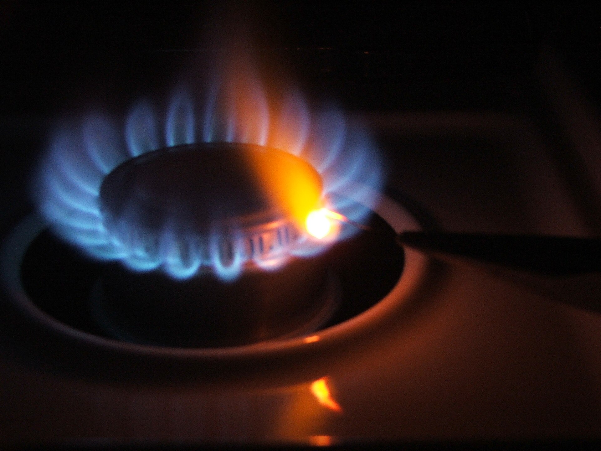 A homemade limelight, calcium hydroxide heated on a wire glowing in a flame