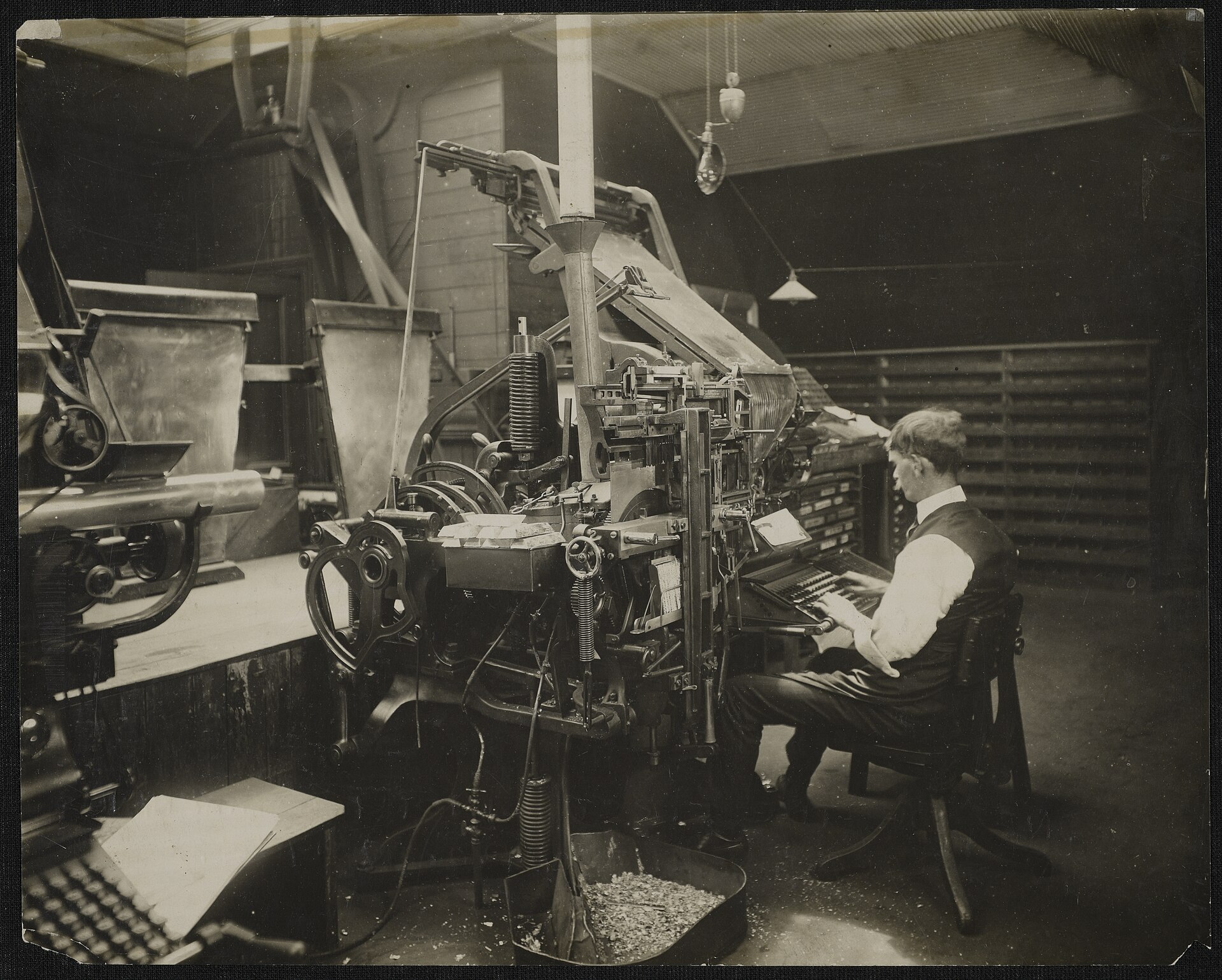 A Linotype hot-metal typesetting machine, with its keyboard, matrix magazine and casting mechanism.