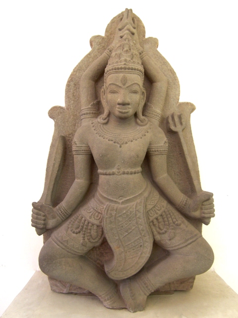 High-relief sandstone Shiva of the Tháp Mắm style of Champa, late 11th–12th century, Da Nang Museum of Cham Sculpture