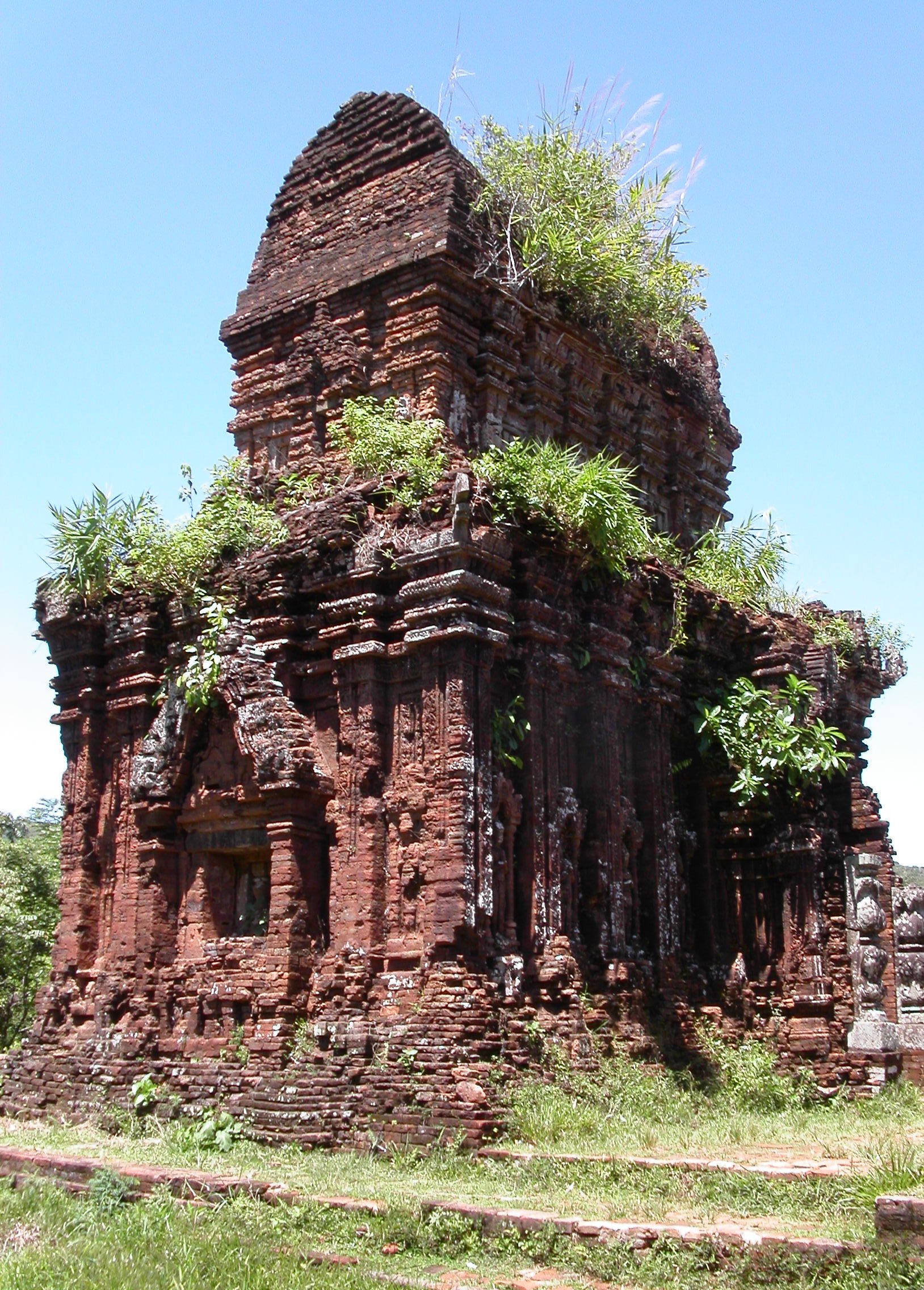 A weathered red-brick Cham tower-temple at the Mỹ Sơn sanctuary, Quảng Nam province, Vietnam, built without stone mortar