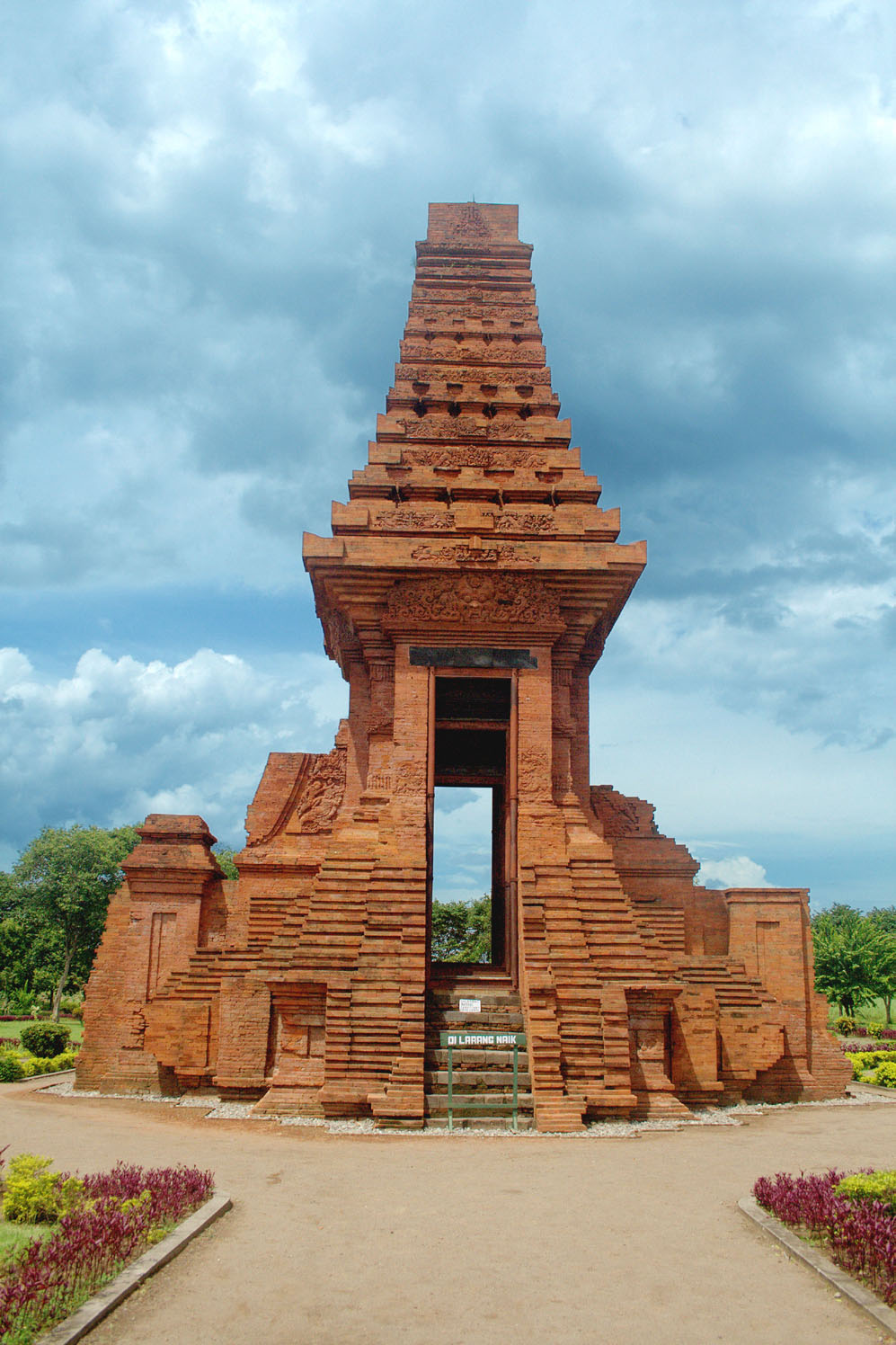 The 16.5-metre red-brick Bajang Ratu paduraksa gate at Trowulan, East Java, a surviving structure of the Majapahit capital