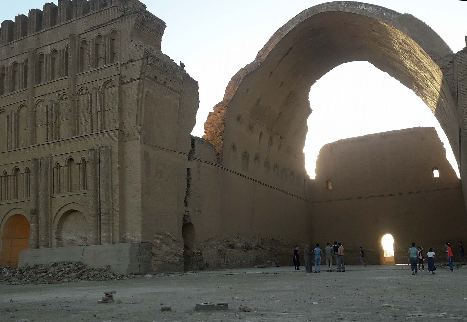The Taq Kasra (Arch of Ctesiphon), the vaulted brick iwan of the Sasanian royal palace at Ctesiphon, Iraq.